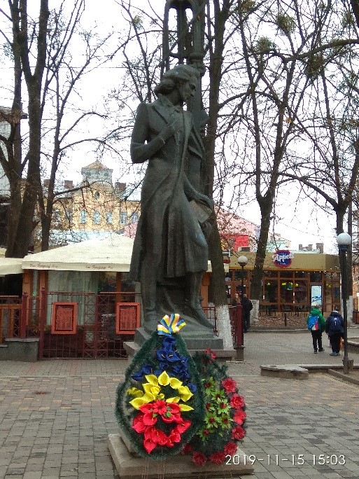 12.04.2022 Eminescu statuie